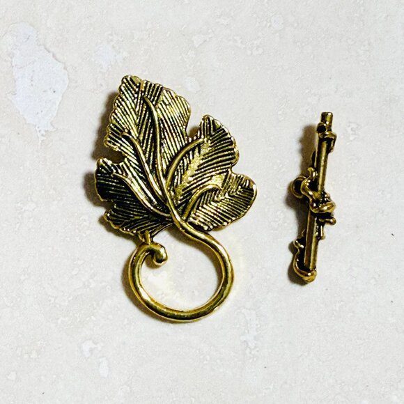 3/$10, Large Grape Leaf Shape Gold Tone Alloy OT Toggle Clasps - Picture 1 of 5